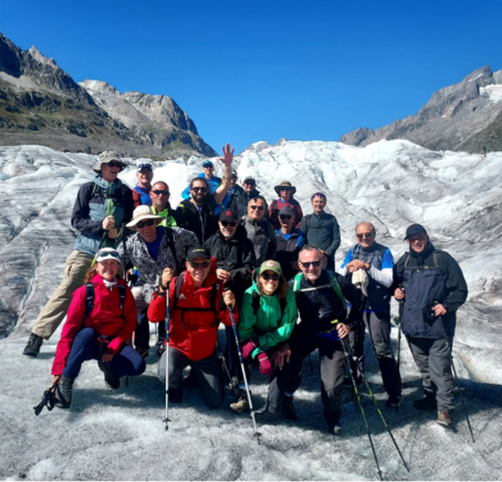 Quelques participants et participantes du groupe ayant relevé le défi: "C’est nous qui avançons ou le glacier qui recule ?"