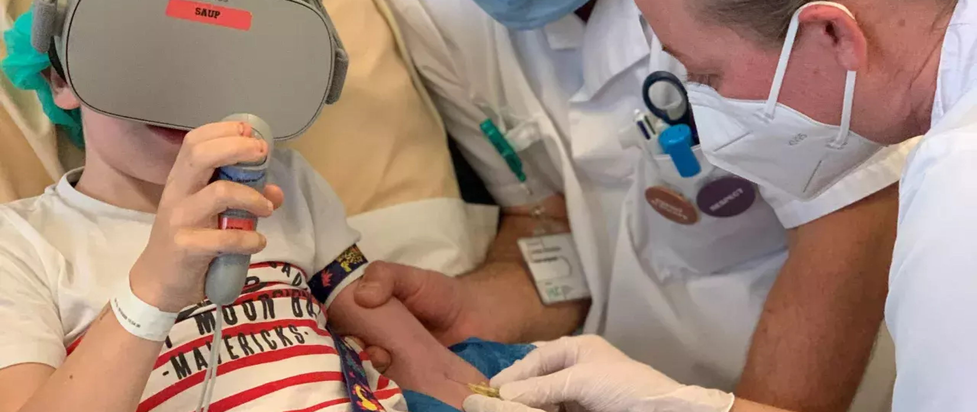 Photo d'un enfant qui profite de la réalité virtuelle lors d'une consultation aux urgences pédiatriques des HUG