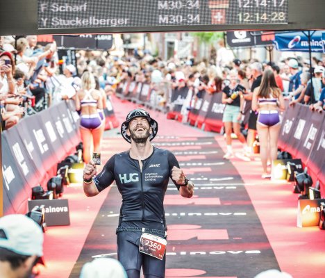 Dr Yann Stückelberger franchit la ligne d'arrivée de l'Ironman Francfort 2023