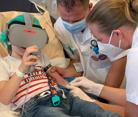 Photo d'un enfant qui profite de la réalité virtuelle lors d'une consultation aux urgences pédiatriques des HUG
